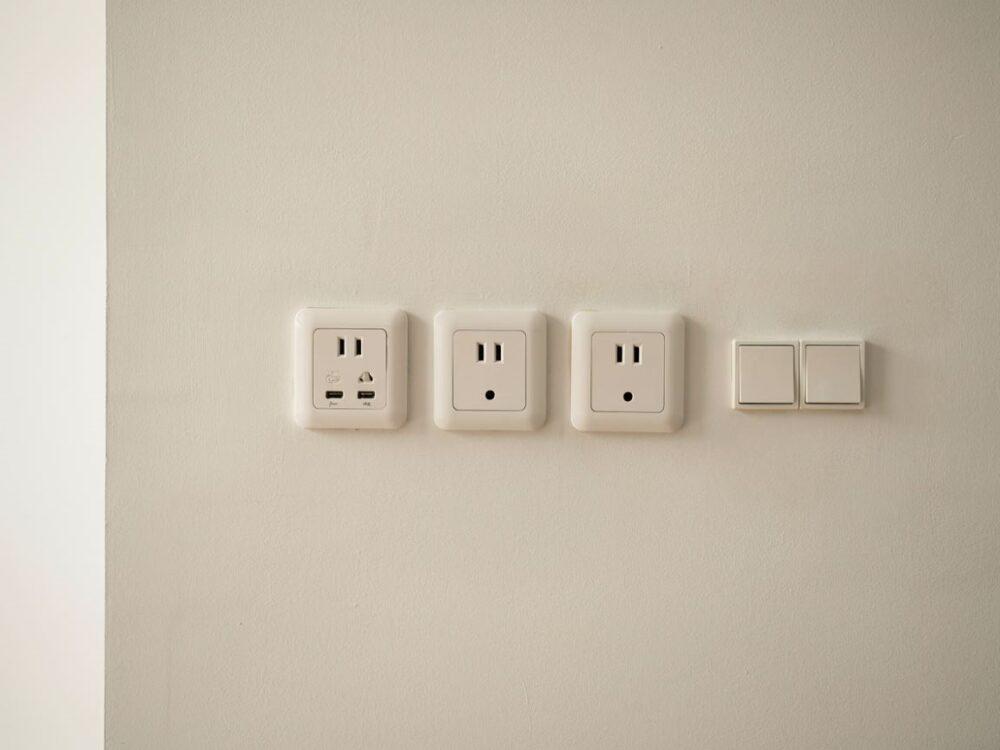 gniazdka elektryczne na ścianie