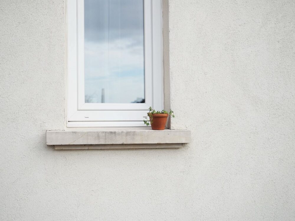 parapet zewnętrzny wystający ze ściany