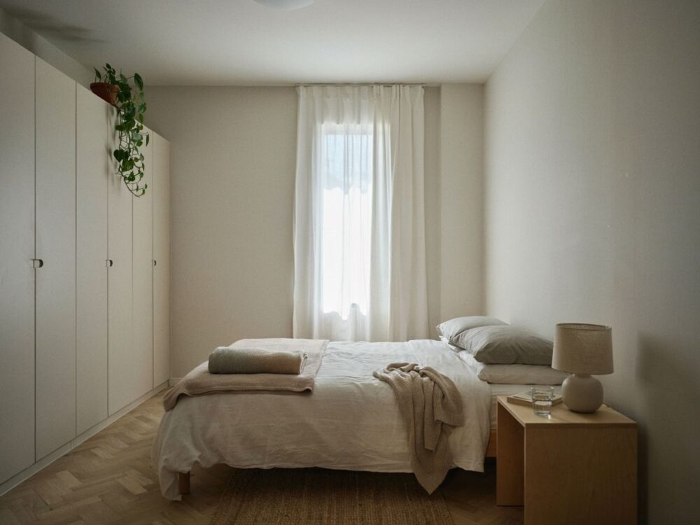 przestrzeń w niewielkiej sypialni