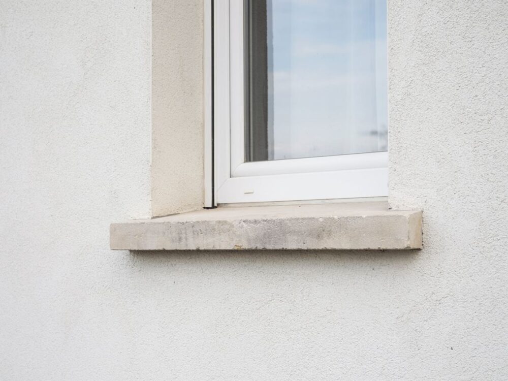 wystający parapet nad ścianą